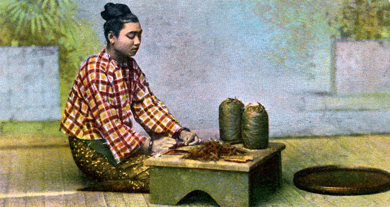 En burmesisk kvinde, der laver cigarer, omkring 1900-tallet af Unbekannt