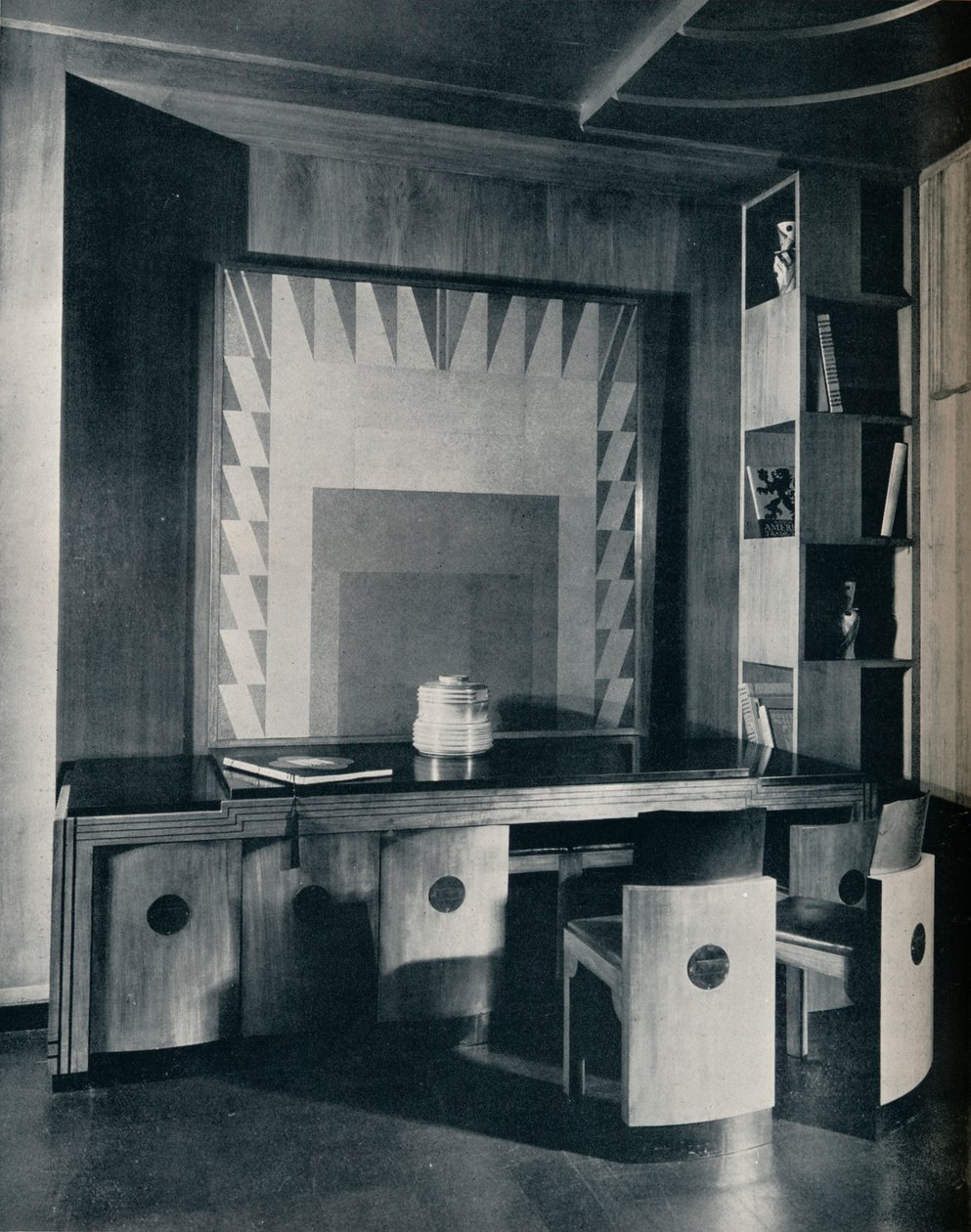 Et konferencebord og stole til et privat kontor. Designet af Joseph Sinel, 1930 af Unbekannt