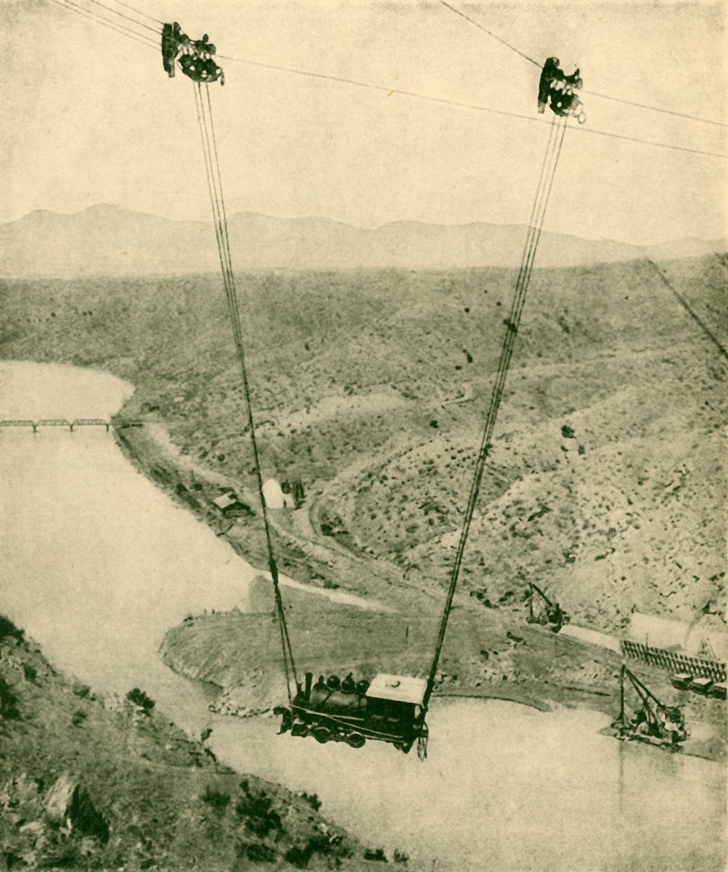 En entreprenørmotor bliver svinget over en kløft, Rio Grande River, New Mexico, 1930. af Unbekannt