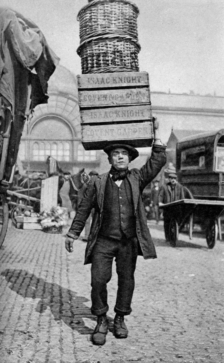 En markedsportør i Covent Garden, London, c1922 af Unbekannt