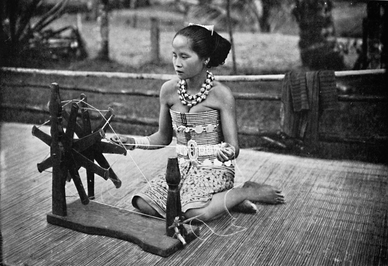 En Dayak-pige ved sit spindehjul, 1902 af Unbekannt
