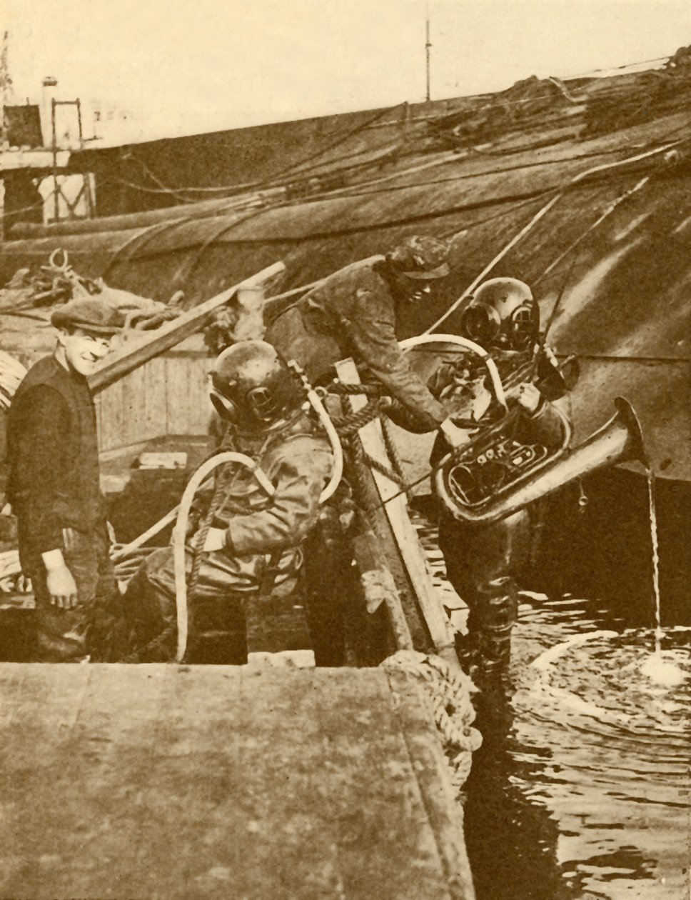 En dykker med euphonium og sværd fra den tyske kejser scuttled ved Scapa, c1930. af Unbekannt