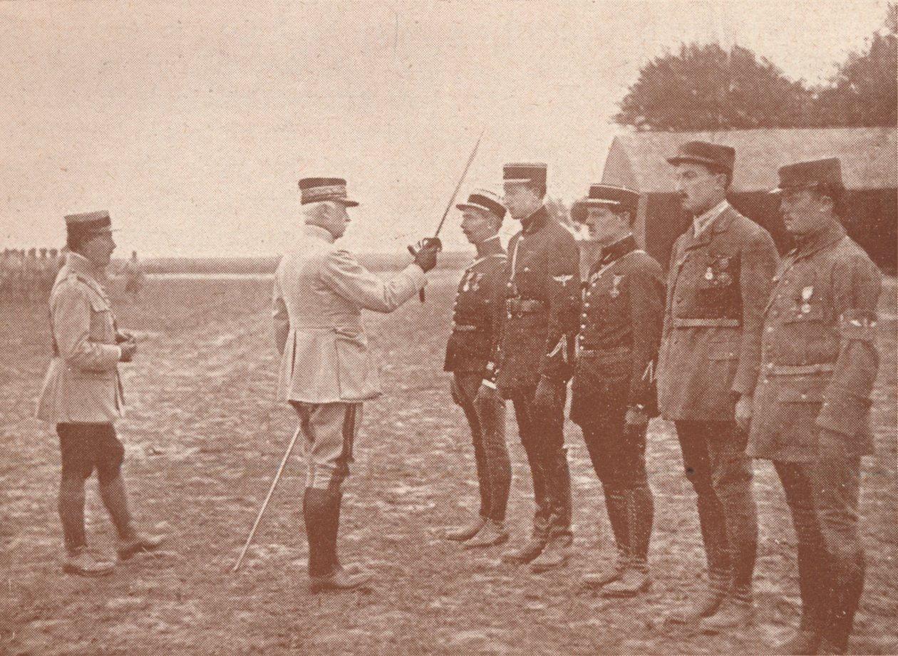 En fransk general, der uddeler dekorationer til flyvere, c1918 1919 af Unbekannt