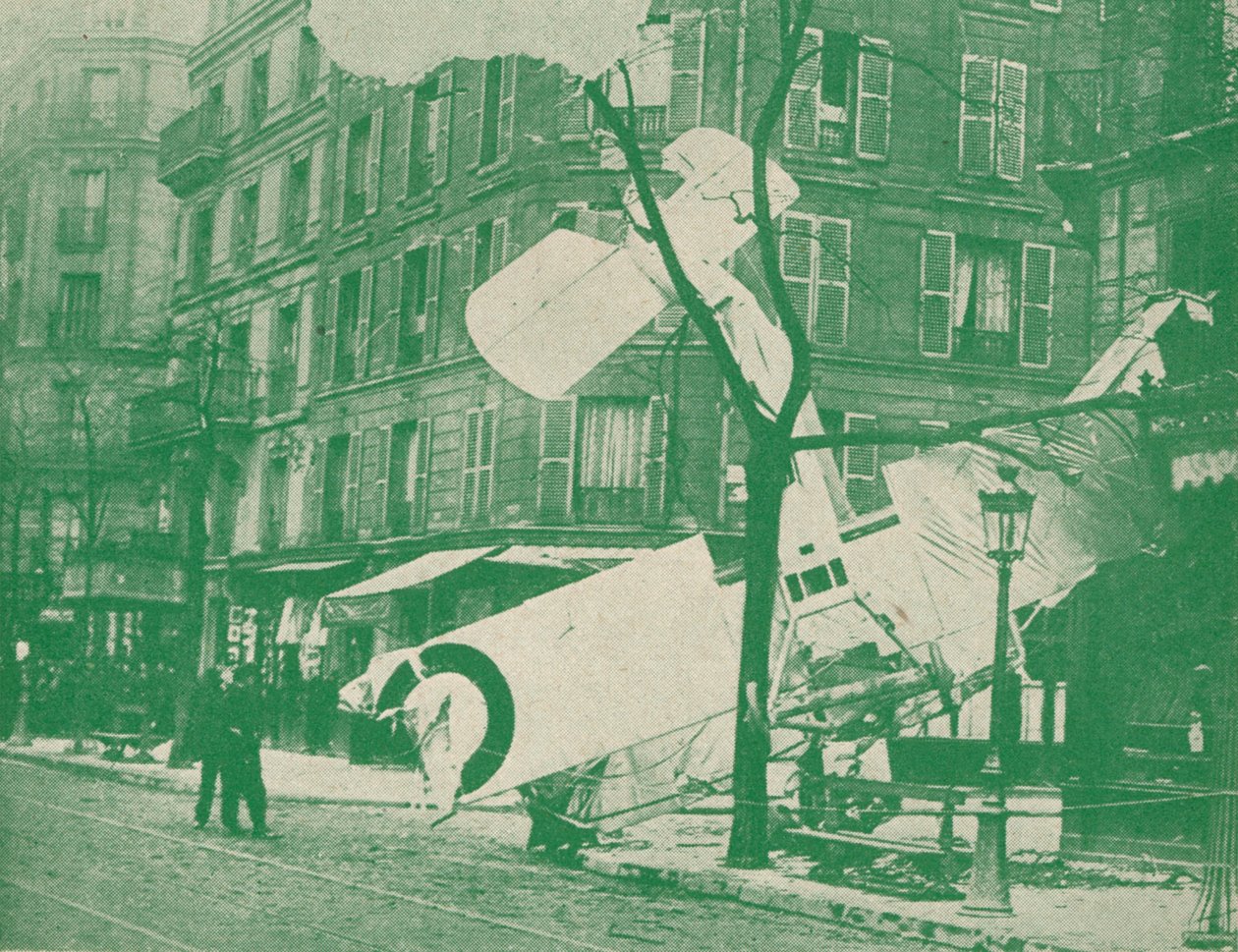 Et fransk fly går ned i en gade i Paris, c1917 1919 af Unbekannt