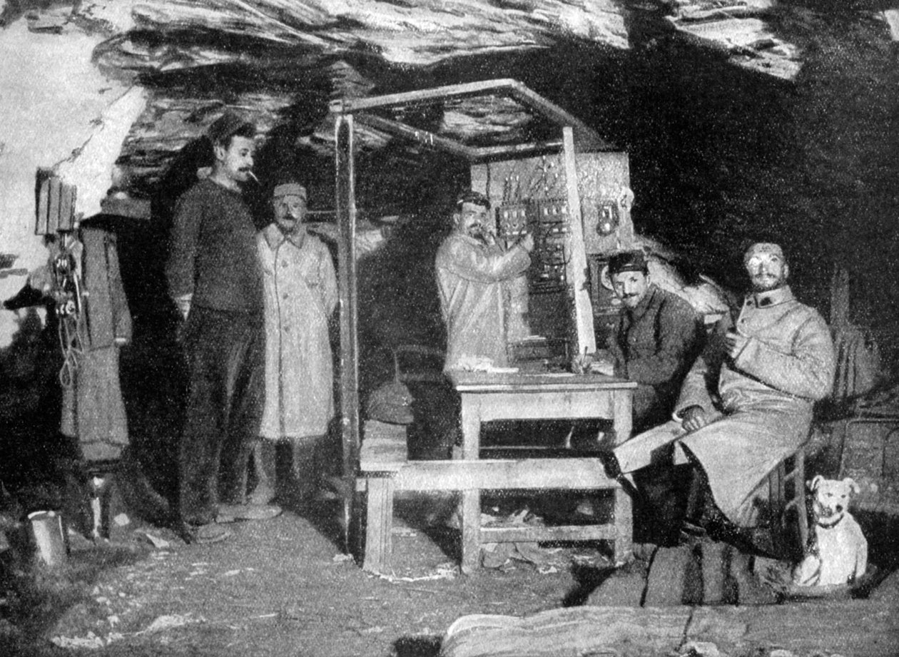 En fransk telefonpost i en hule, Frankrig, Første Verdenskrig, 1915 af Unbekannt