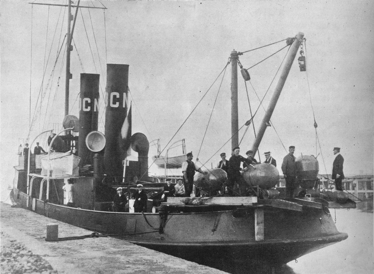 Et tysk minelag forlader havnen med mine miner klar på dækket, 1914 af Unbekannt