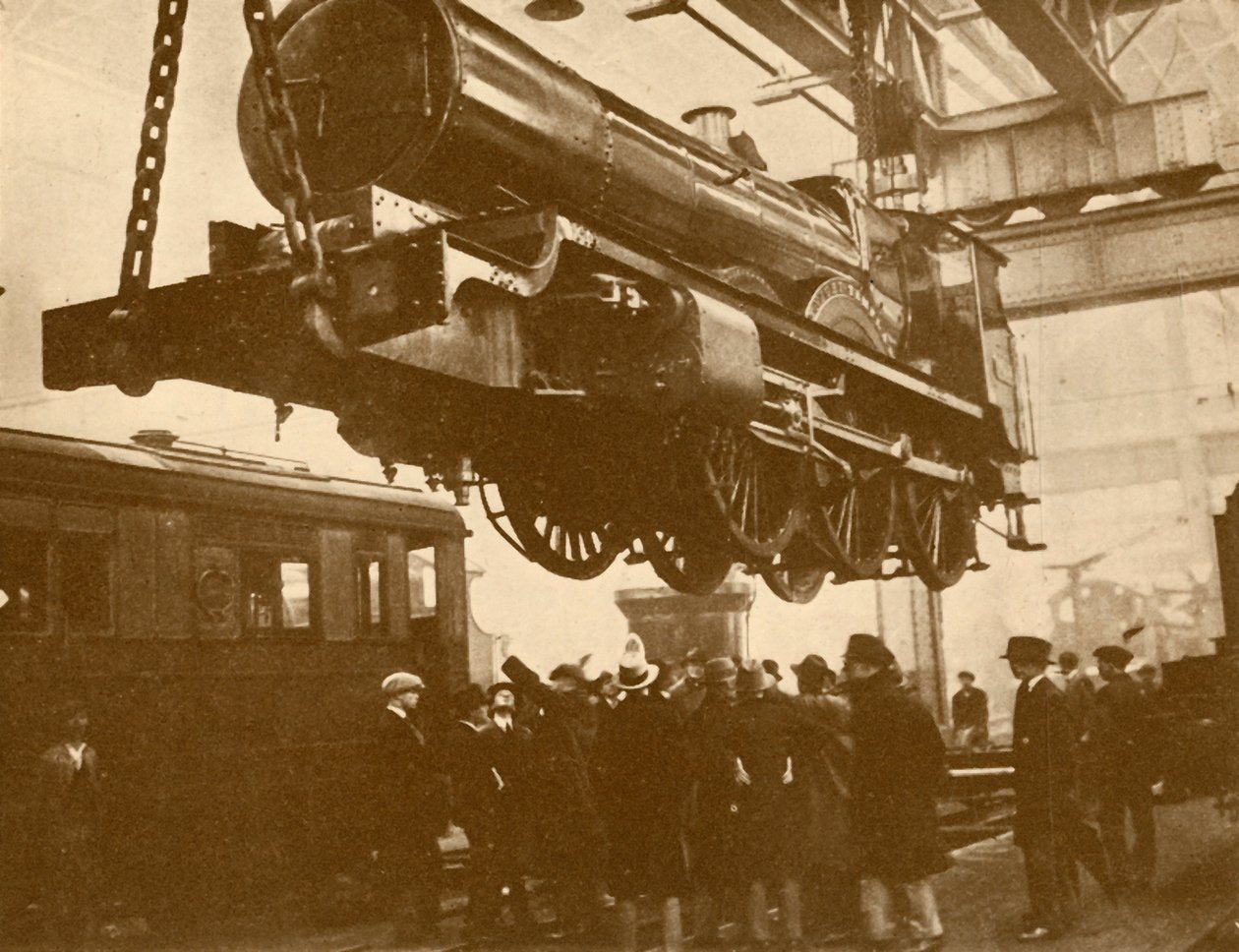 En stor vestlig ridder monteret til inspektion af skoledrenge på besøg i Swindon, c1930. af Unbekannt