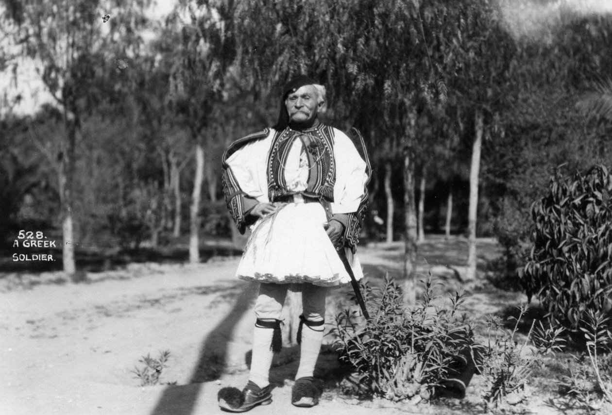 En græsk soldat i traditionel uniform, c1920