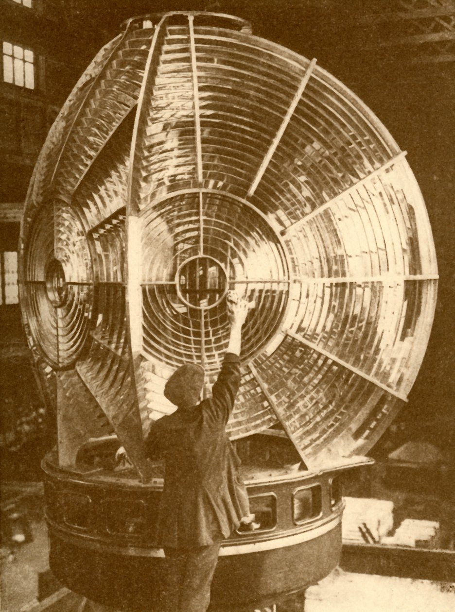 En fyrtårnslanterne med gruppeblinkende linser, c1930. af Unbekannt