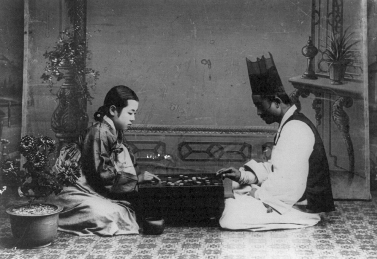 En mand og en kvinde spiller et spil Baduk eller 
