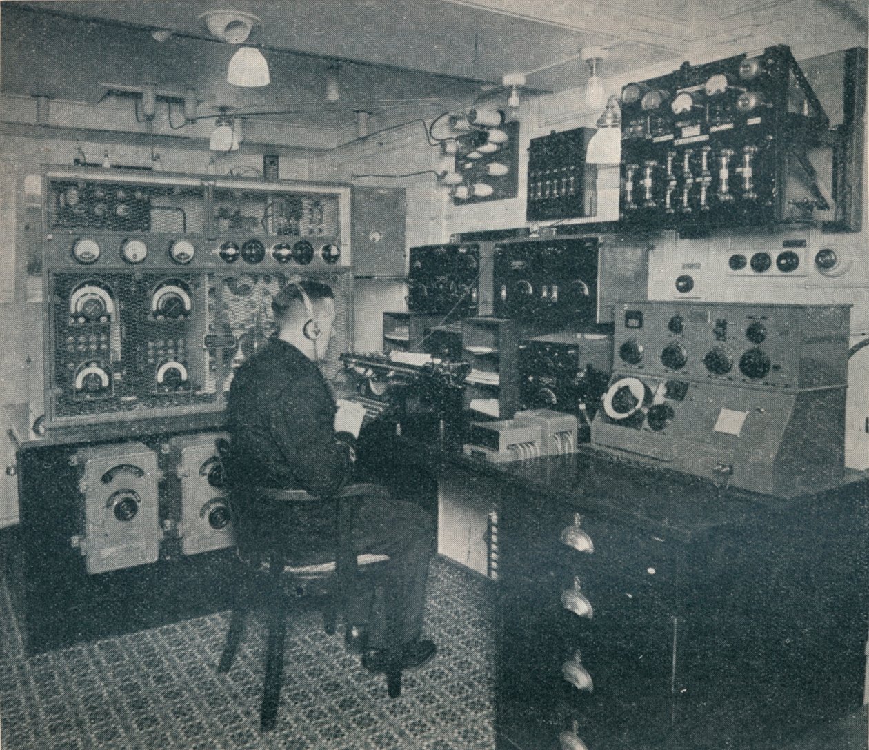 En trådløs Marconi-operatør, der modtager trådløse beskeder, da Storbritanniens kejserinde krydser Atlanten af Unbekannt