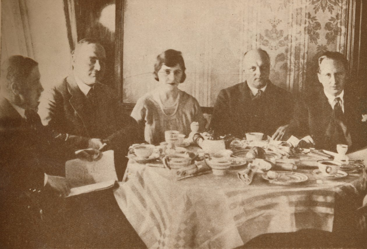 Et måltid ombord på Graf Zeppelin under flyvning over Atlanten, 1927 af Unbekannt