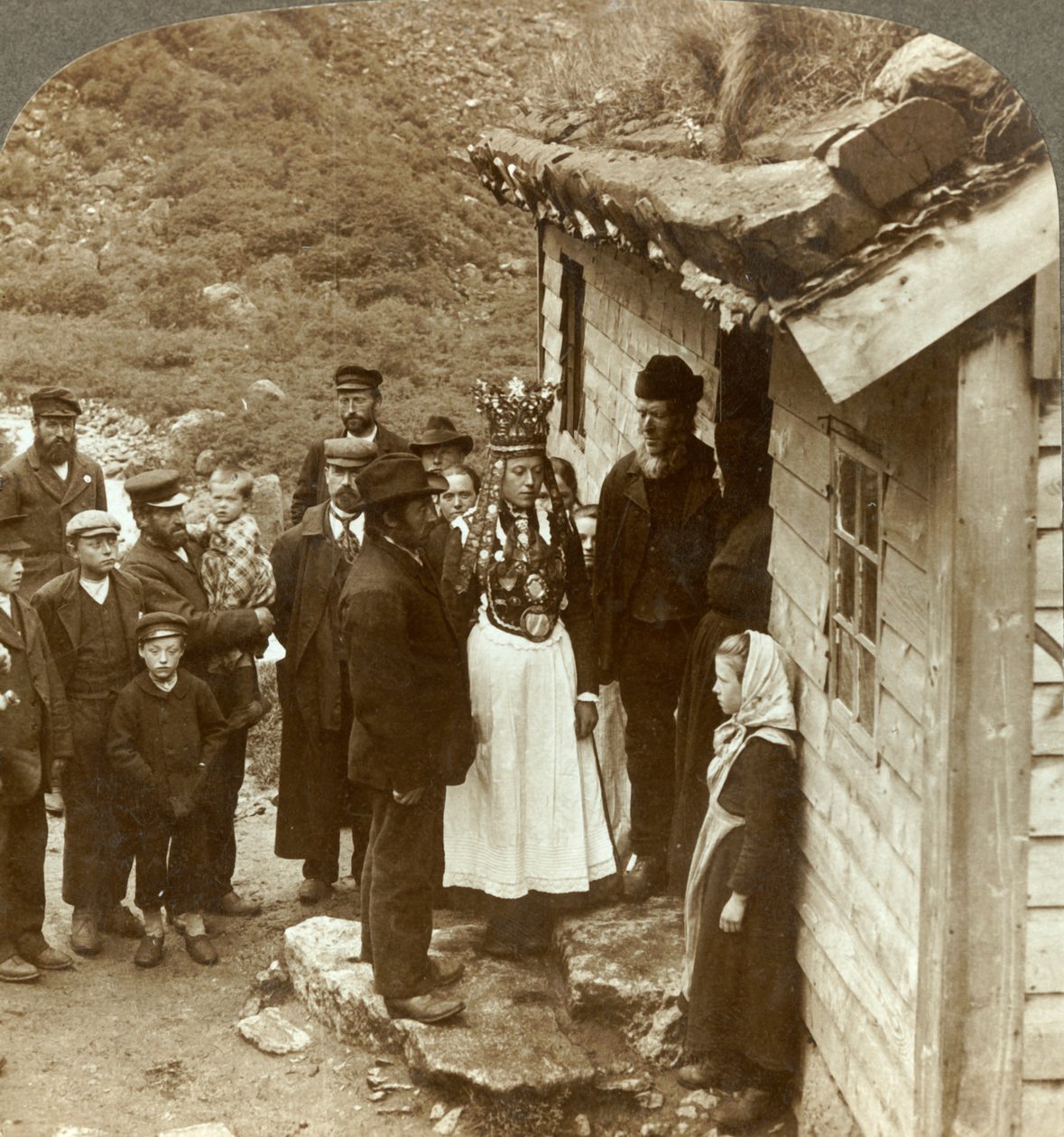 Et Nordfjord brudepar med gæster og forældre ved husdøren, Brigsdal, Norge, c1905. af Unbekannt