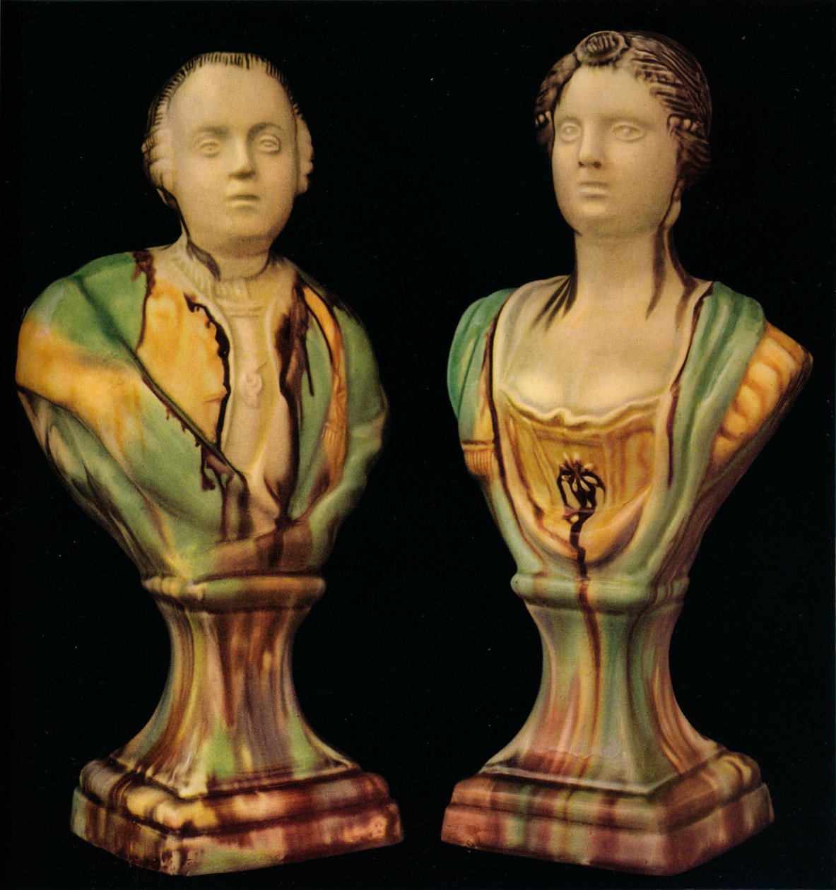 Et par Staffordshire lertøjsbuster, der repræsenterer kong George III og dronning Charlotte, med Tr af Unbekannt