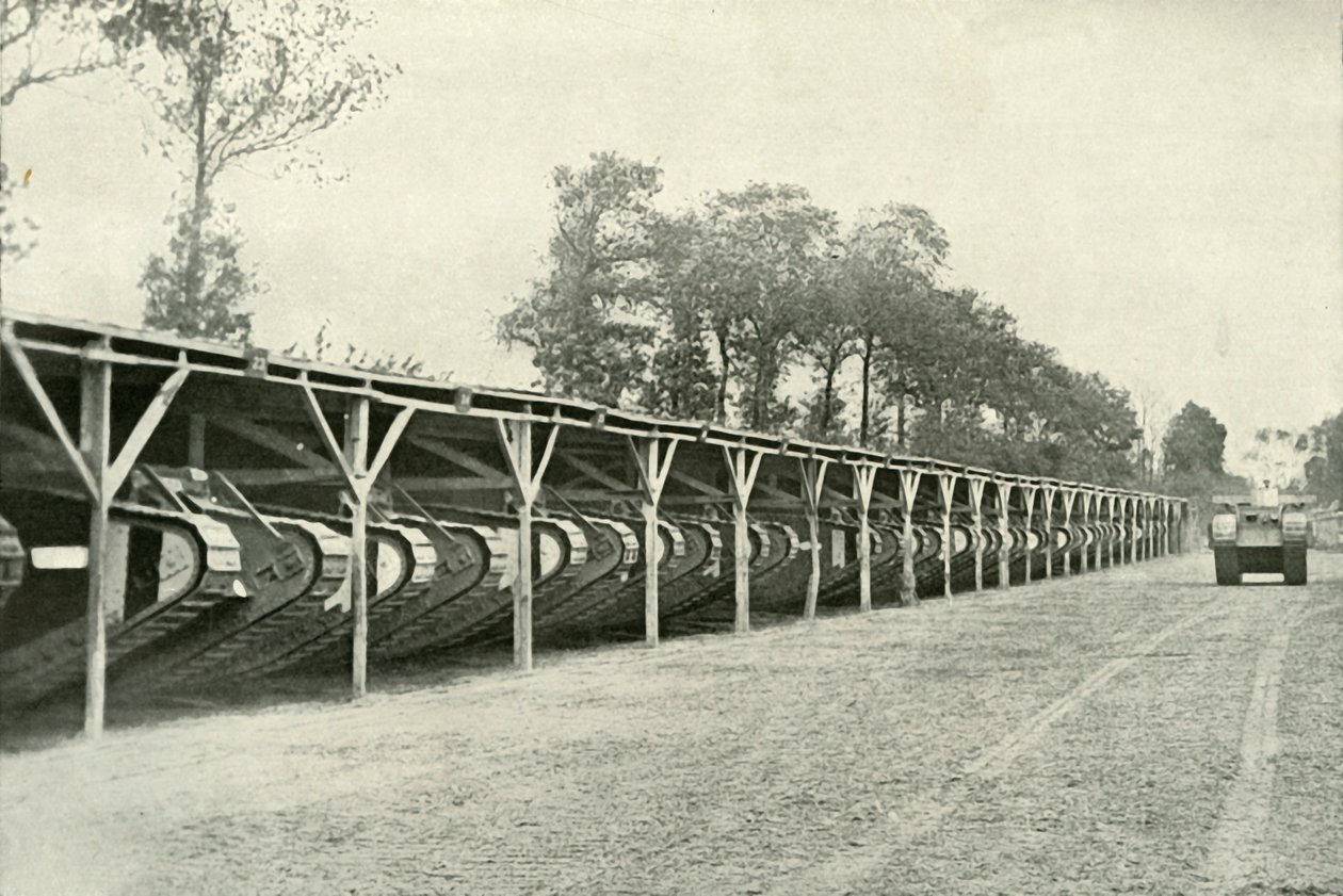 En park af britiske kampvogne lige bag frontlinjen, 1919. af Unbekannt