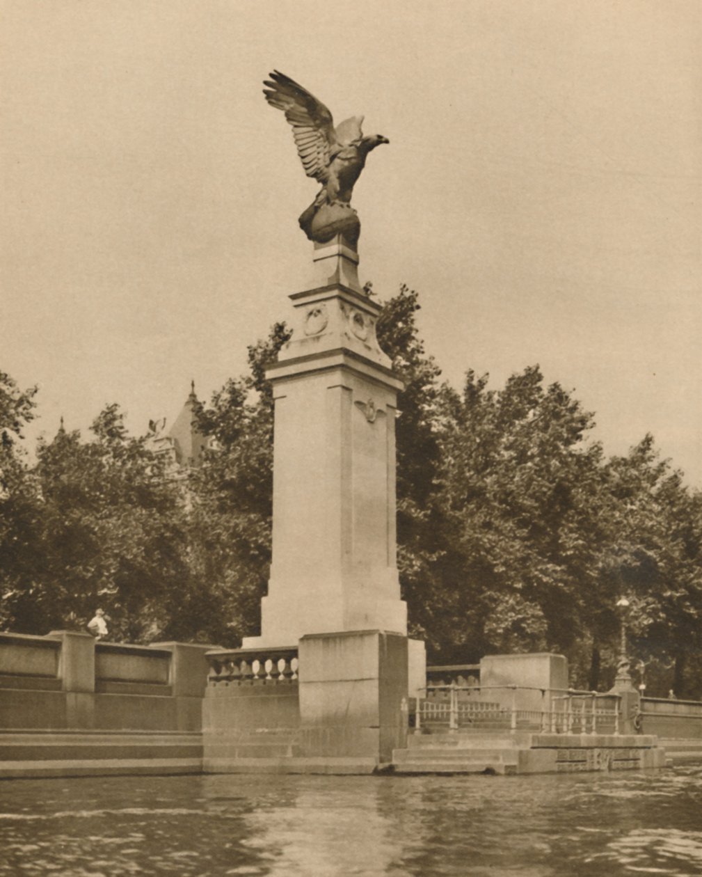 En romersk ørn symboliserer passende de flyvende mænd fra den store krig, c1935. af Unbekannt