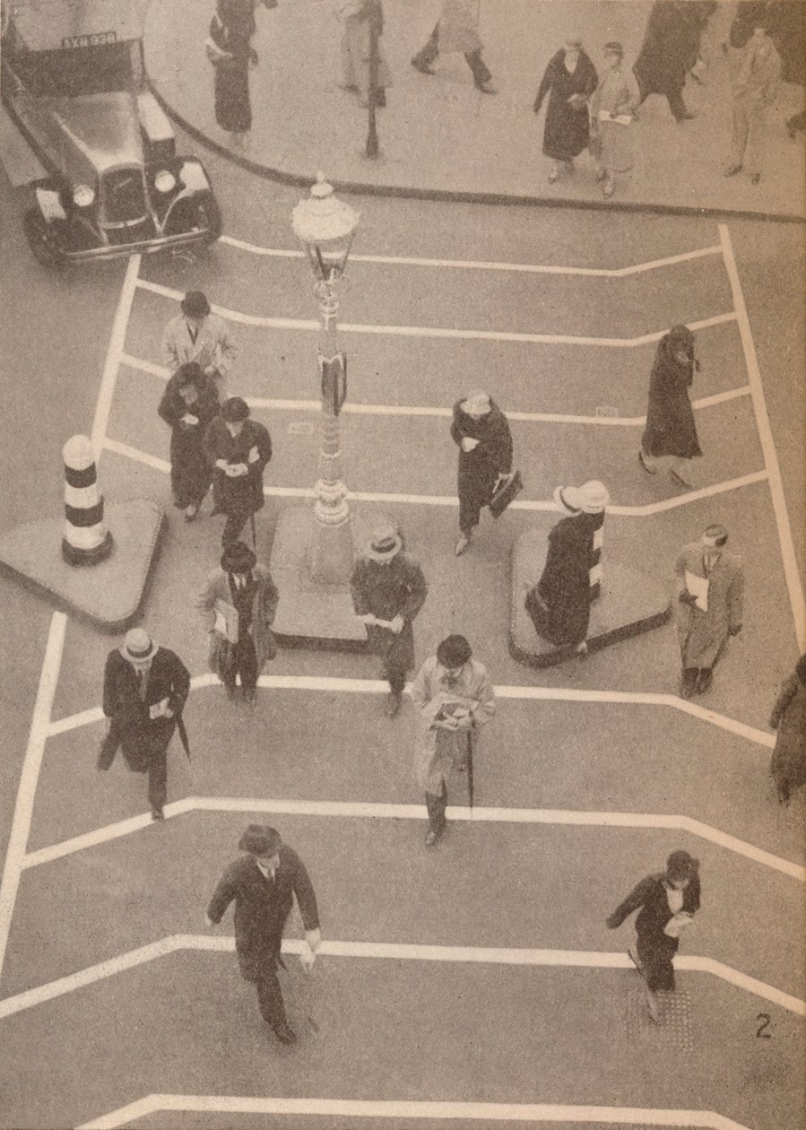 En sikkerhedsbane overfor Charing Cross Station, c1934, 1935 af Unbekannt
