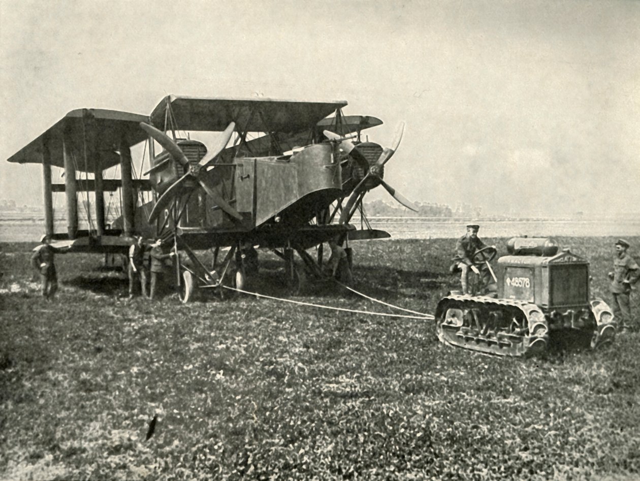 En lille motortraktor får en enorm R.A.F. Bombemaskine i position..., 1919. af Unbekannt