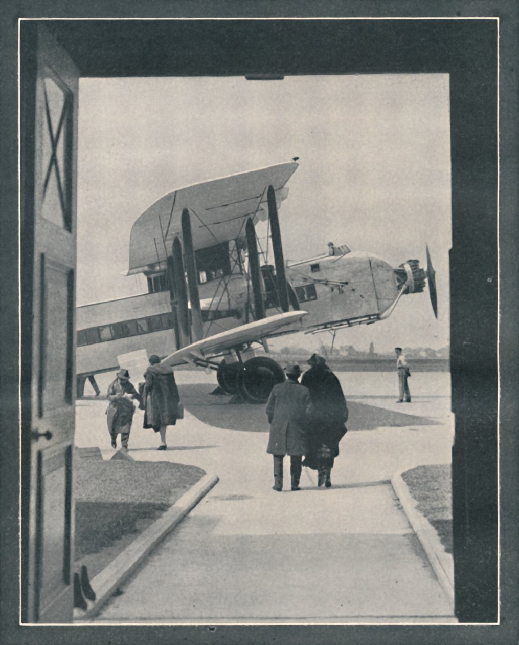 Et symbol på den moderne verden - Passagerer, der går om bord på Croydon Aerodrome, c1935 af Unbekannt