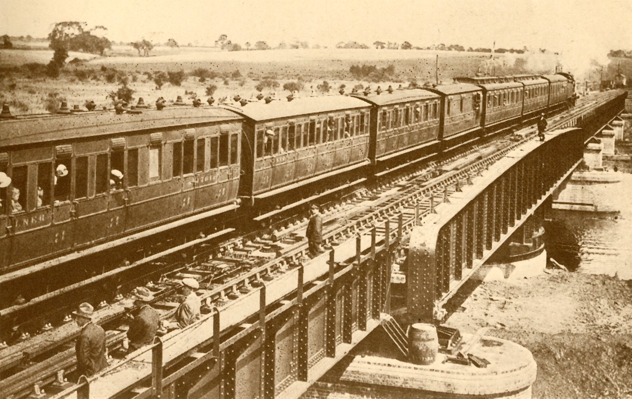 Et tog, der passerer over broen, c1930. af Unbekannt