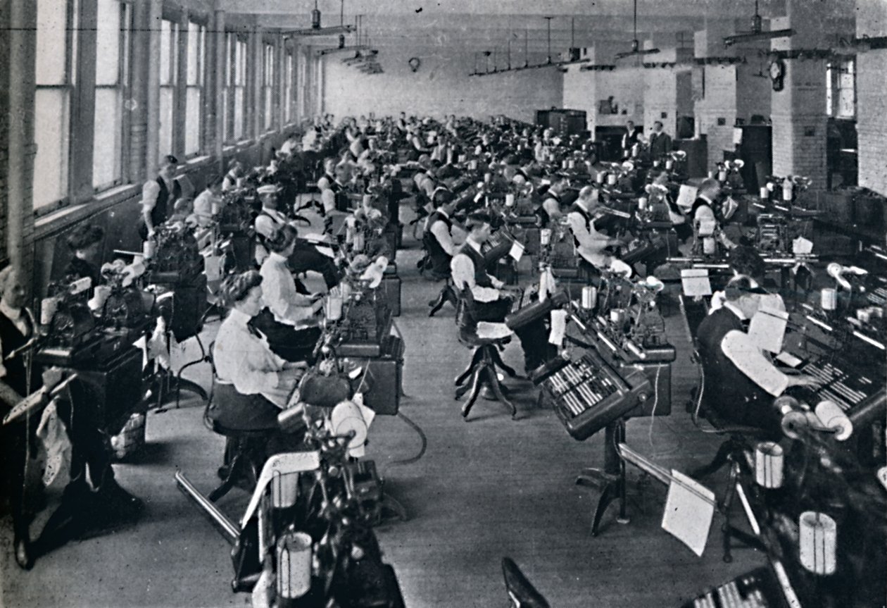 En visning af det største batteri af komponerende maskiner i verden, 1916 af Unbekannt