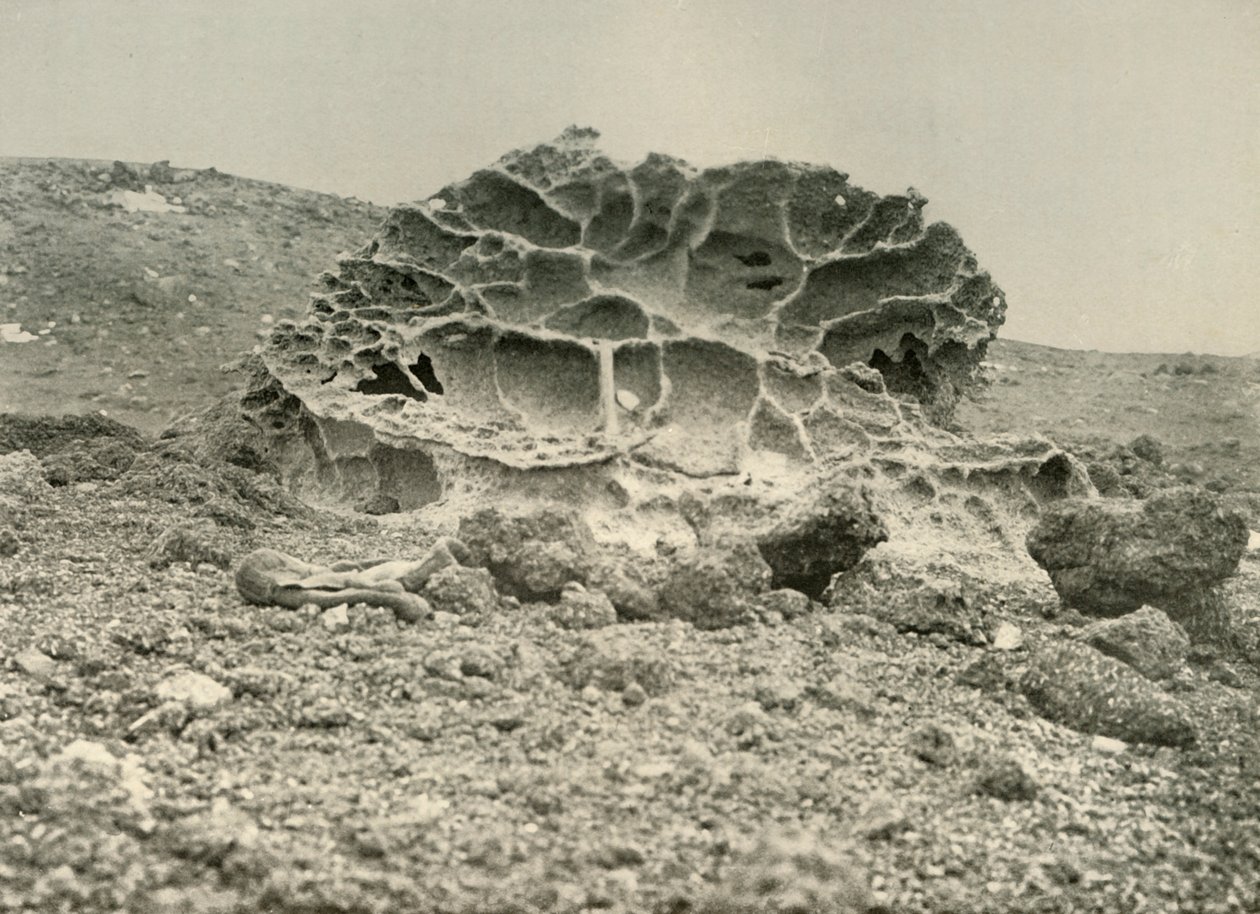 A Weather Kenyte Boulder Nær Winter Quarters, c1908, 1909. af Unbekannt