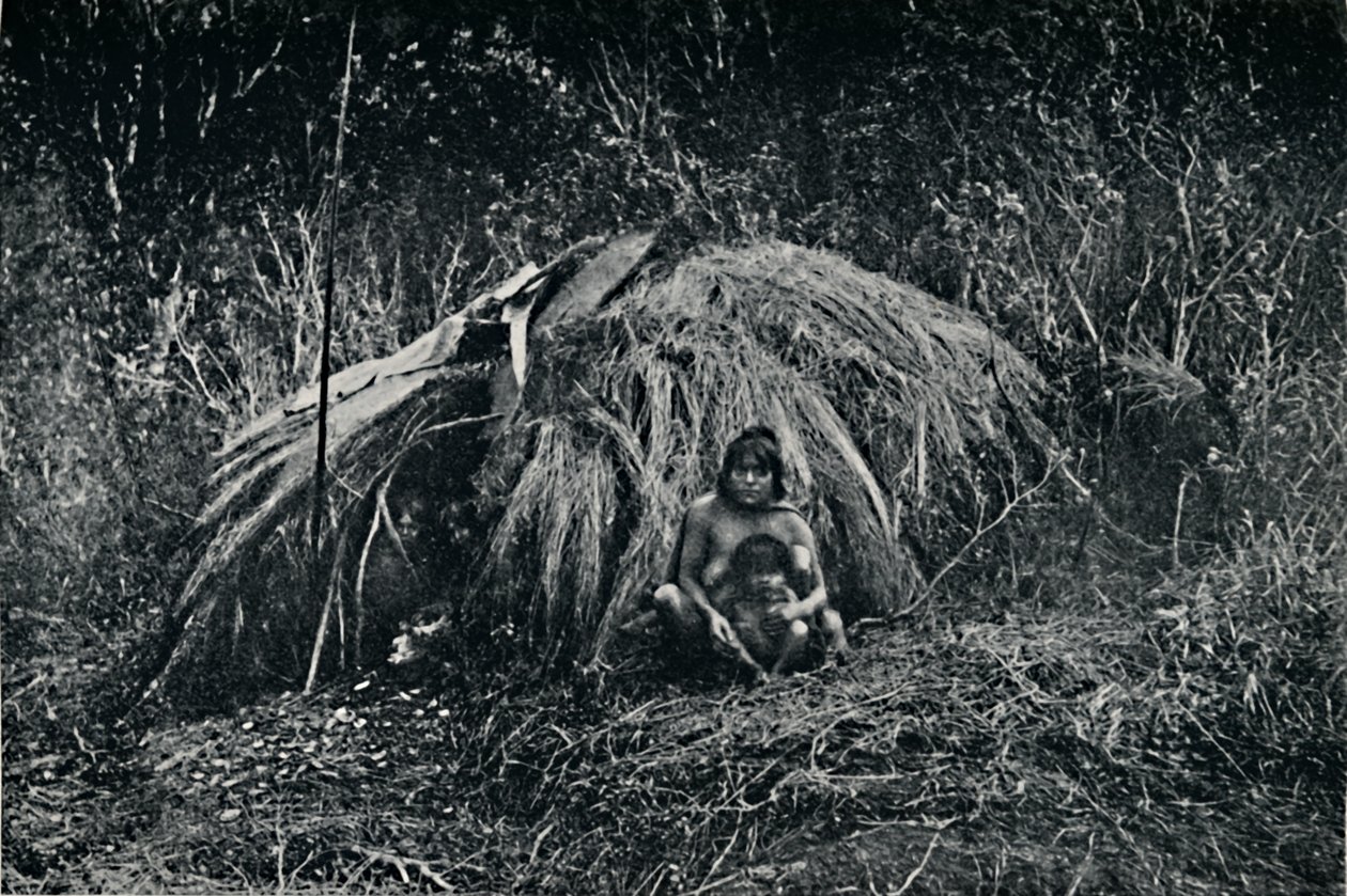 En Yaghan-hytte i Fuegia, 1911 af Unbekannt