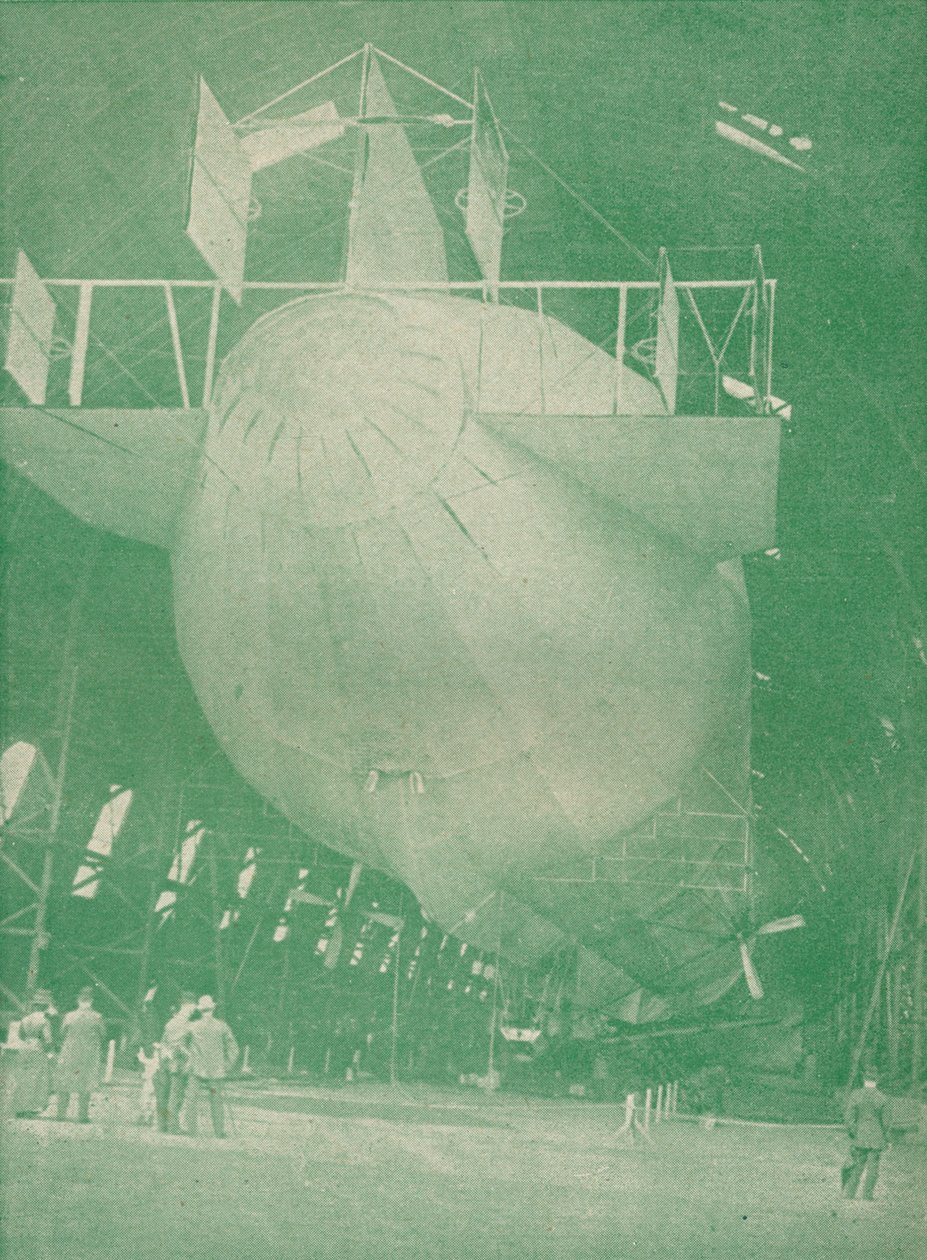 En zeppelin derhjemme, c1917 1919 af Unbekannt