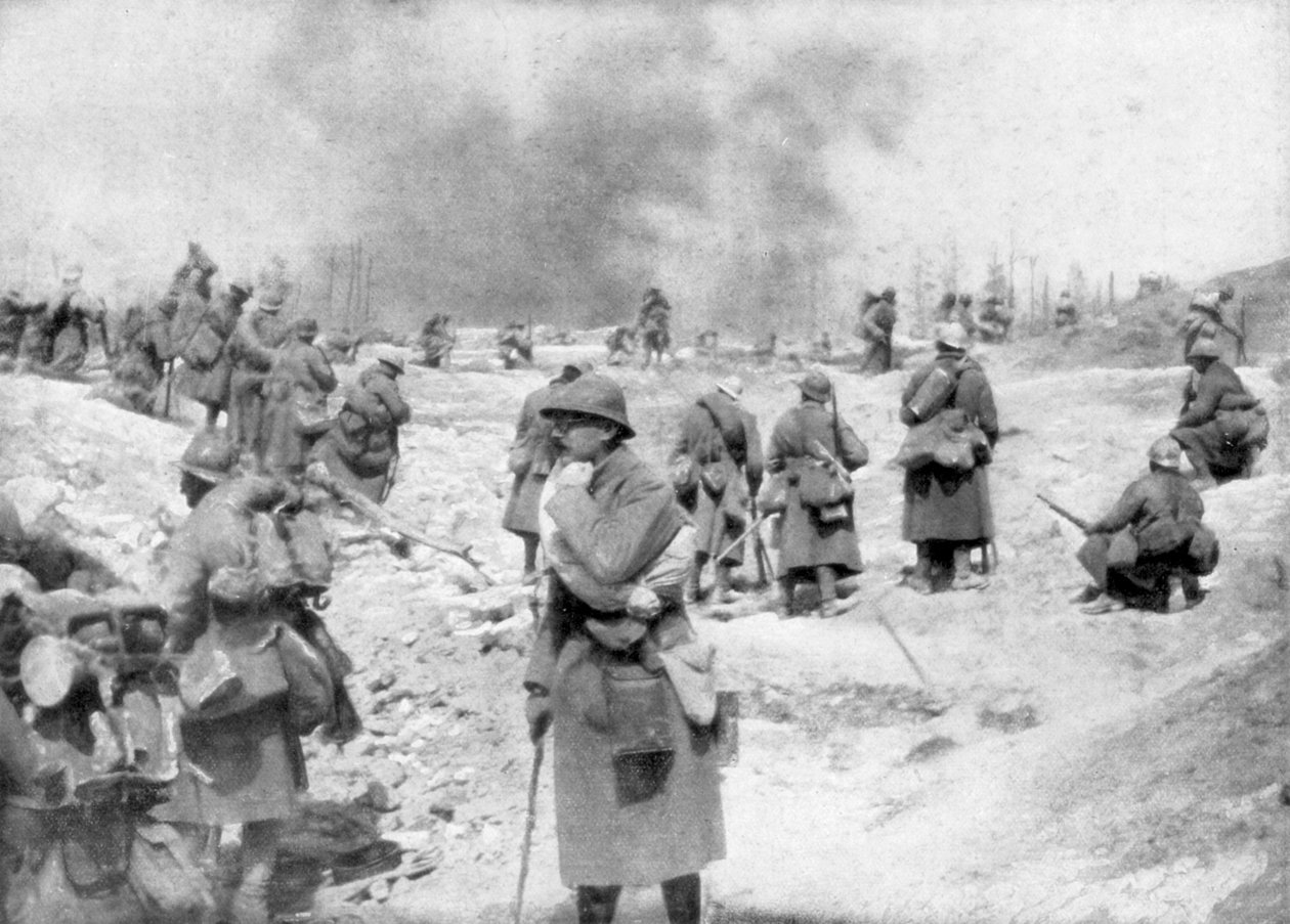 En bataljon nærmer sig fronten, Mont Pertois, Frankrig, Første Verdenskrig, 20. april 1917 af Unbekannt