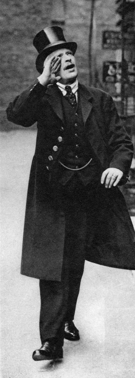 En beadle, der kalder timerne, Ely Place, London, 1926-1927 af Unbekannt