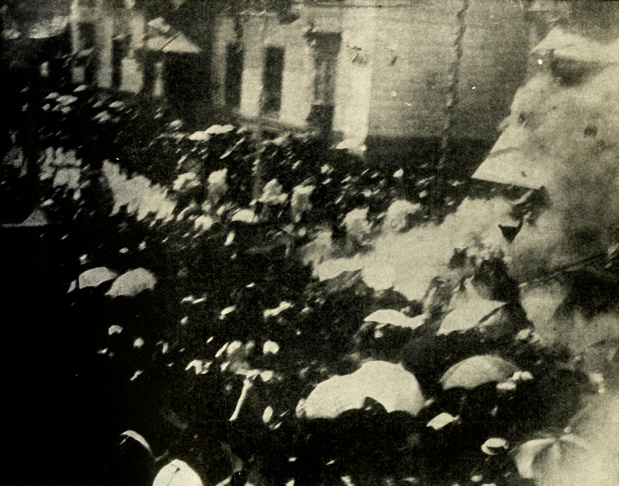 En bombe eksploderer på dagen for brylluppet af Spaniens konge og dronning, Madrid, 1906, 1910. af Unbekannt