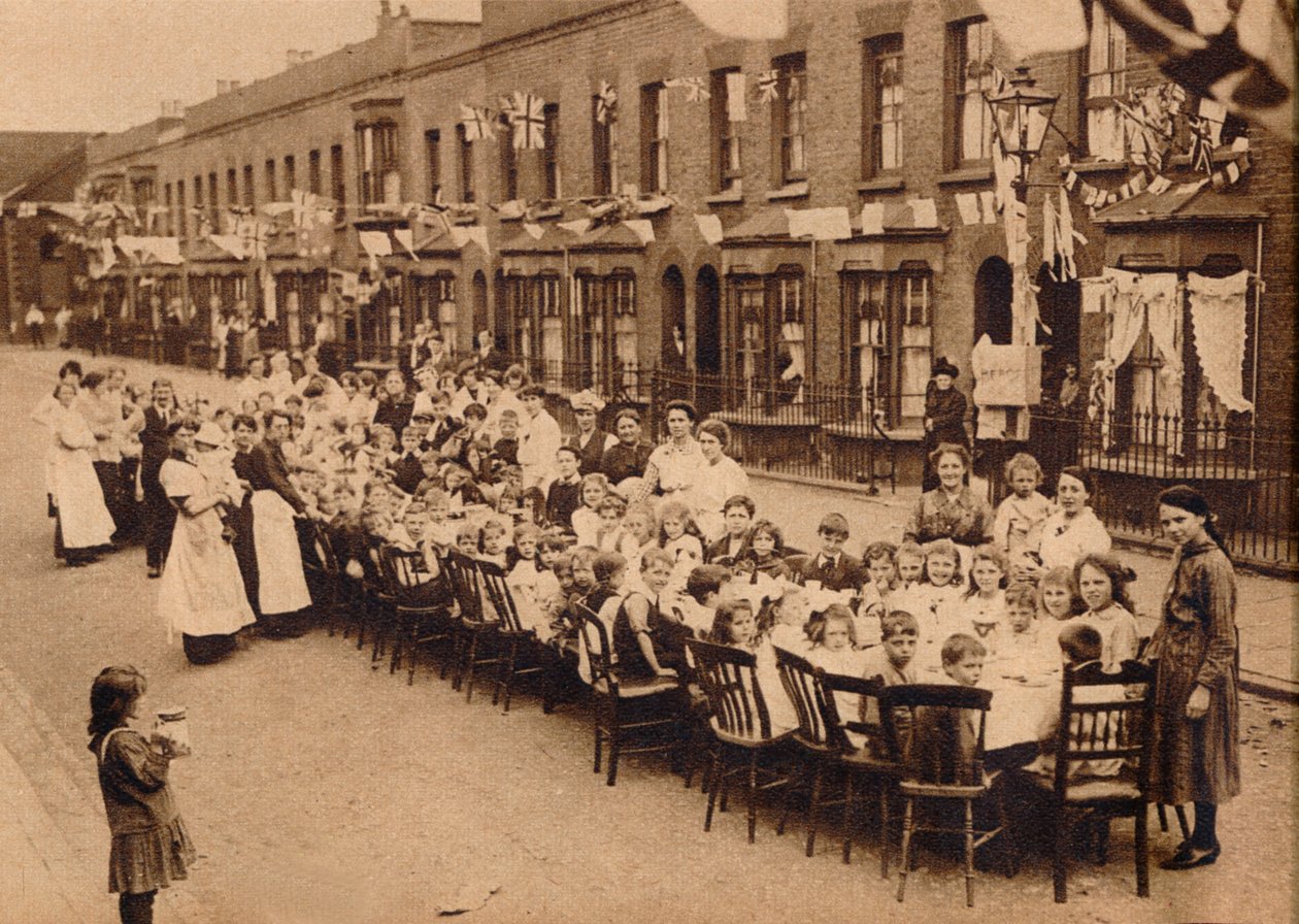 Et børne-teselskab i en East End Street i London for at fejre Versailles-traktaten kl. af Unbekannt