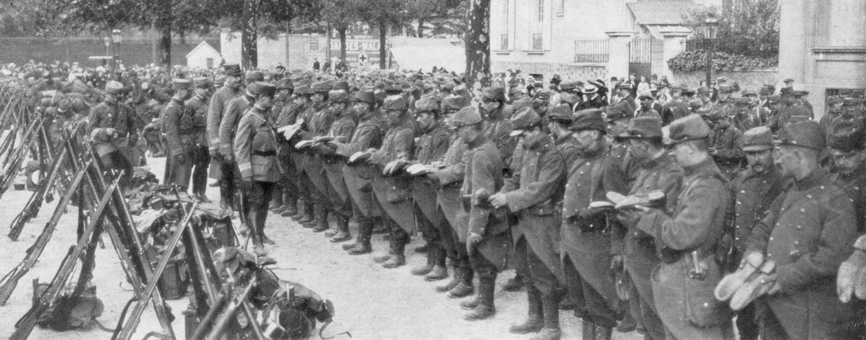 En oberst tjekker sine soldaters støvler, Saint-Francois-Xavier, Paris, Frankrig, august 1914 af Unbekannt