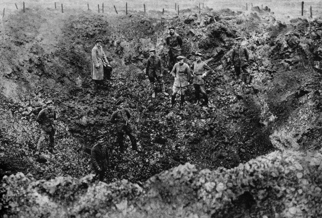 Et krater forårsaget af eksplosionen af en mine, Western Front, 1917 af Unbekannt