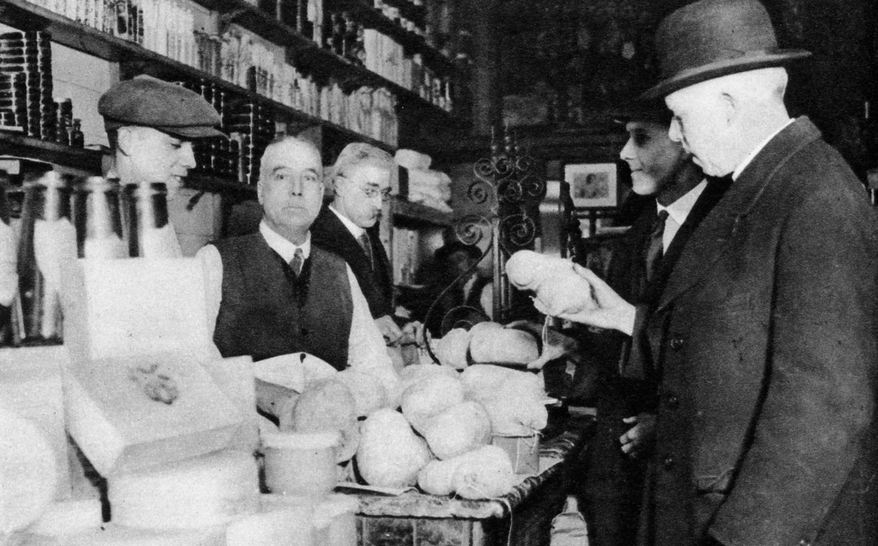 En kunde inspicerer en haggis, London, 1926-1927 af Unbekannt