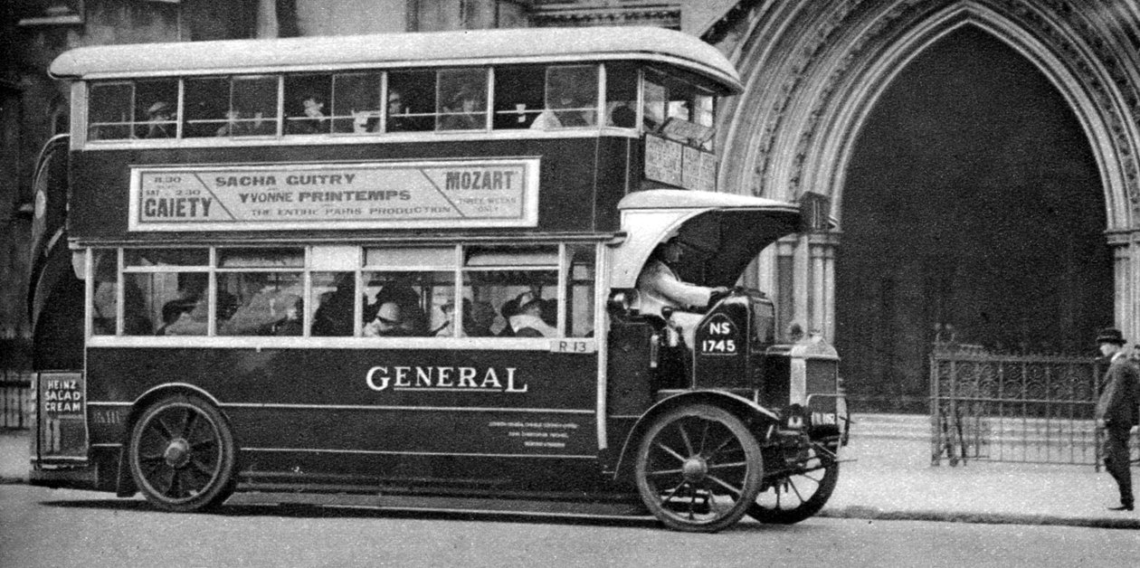 En dobbeltdækkerbus stående uden for Law Courts, London, 1926-1927 af Unbekannt