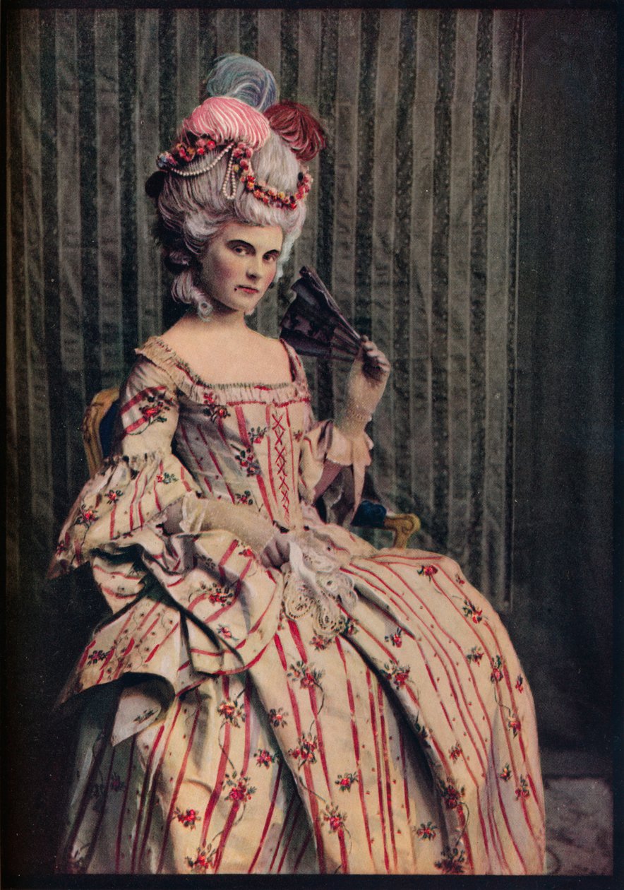 En kjole af charmerende proportioner i smuk fransk brokade. Periode 1775-85, c1913 af Unbekannt