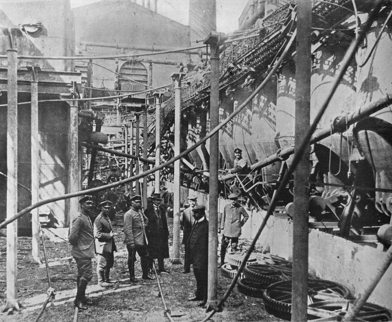 En fabrik ødelagt af russerne for at forhindre, at den var til nogen nytte for tyskerne, 1915 af Unbekannt