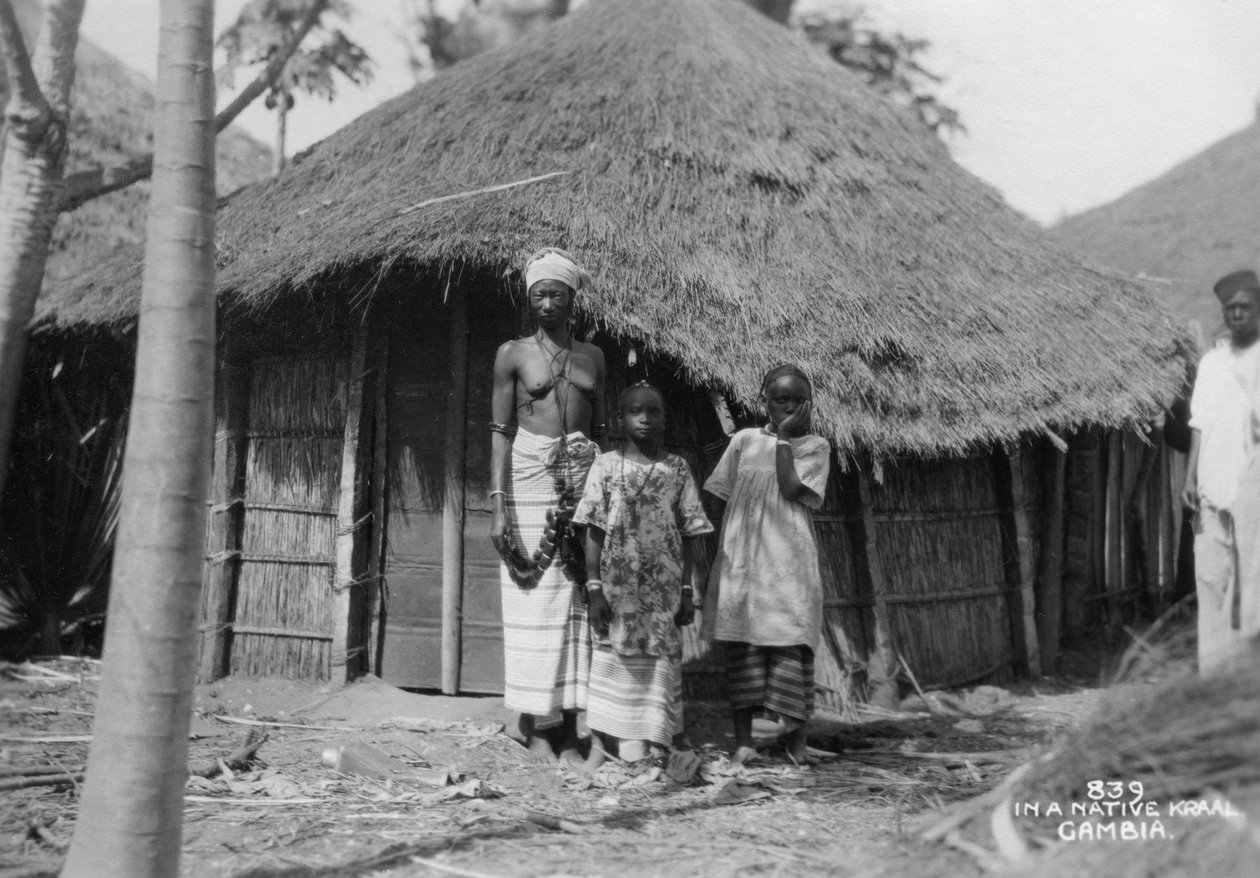 En familie foran deres hjem, Gambia, det 20. århundrede af Unbekannt