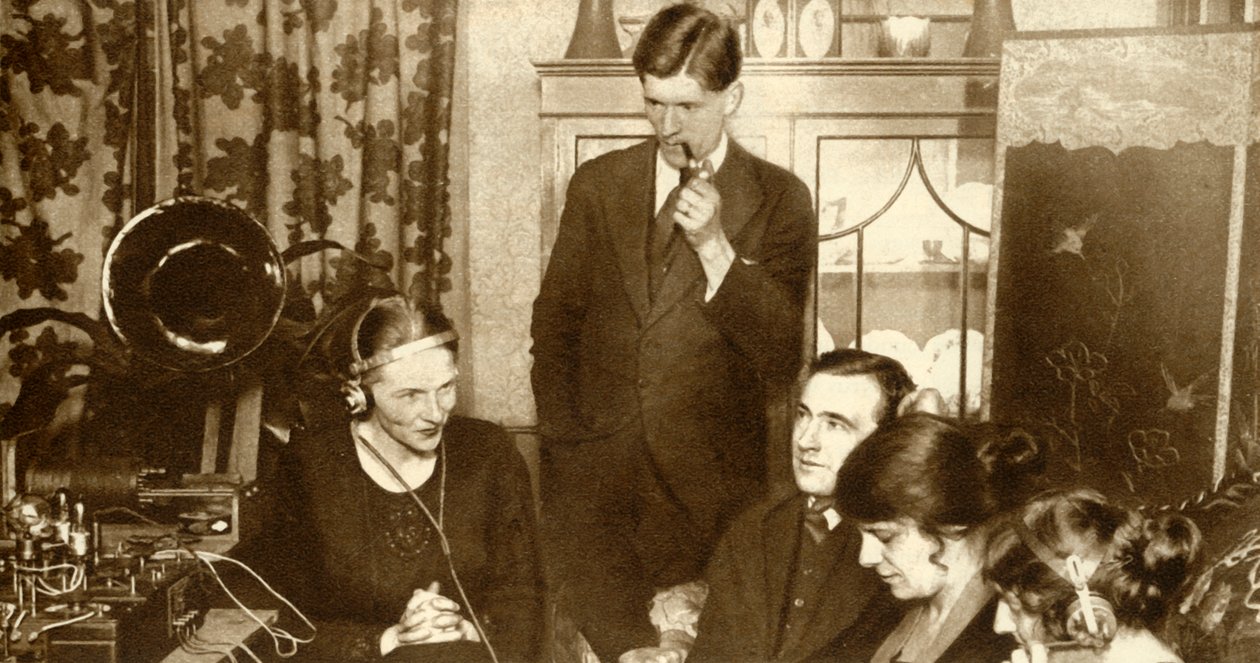 En familie lytter til resultaterne af parlamentsvalget i 1923, 1935. af Unbekannt