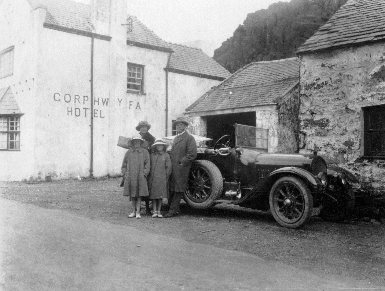 En familie, der står ved siden af deres bil, Gorphwysfa Hotel, North Wales, c1920