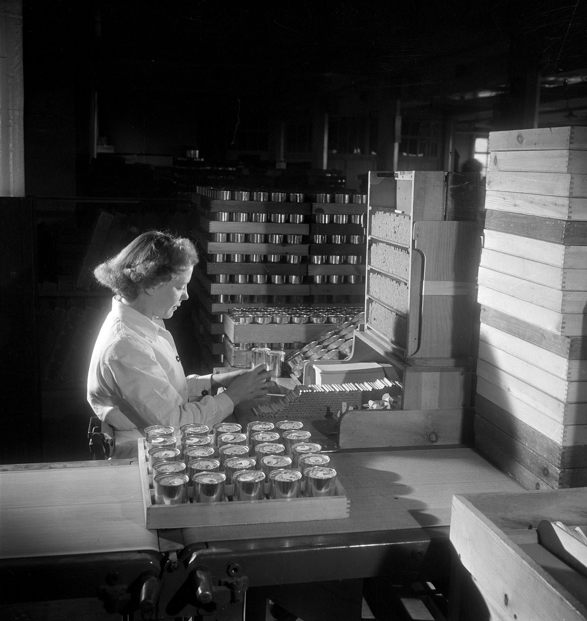 En kvindelig arbejder pakker dåser cigaretter, London 1950 af Unbekannt