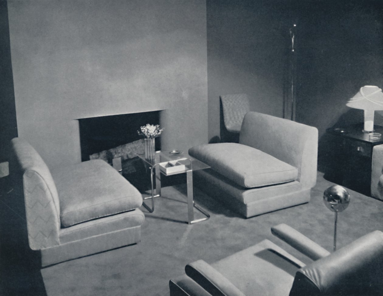 En gruppe ved pejsen i en stue designet af Russel Wright, 1935 af Unbekannt