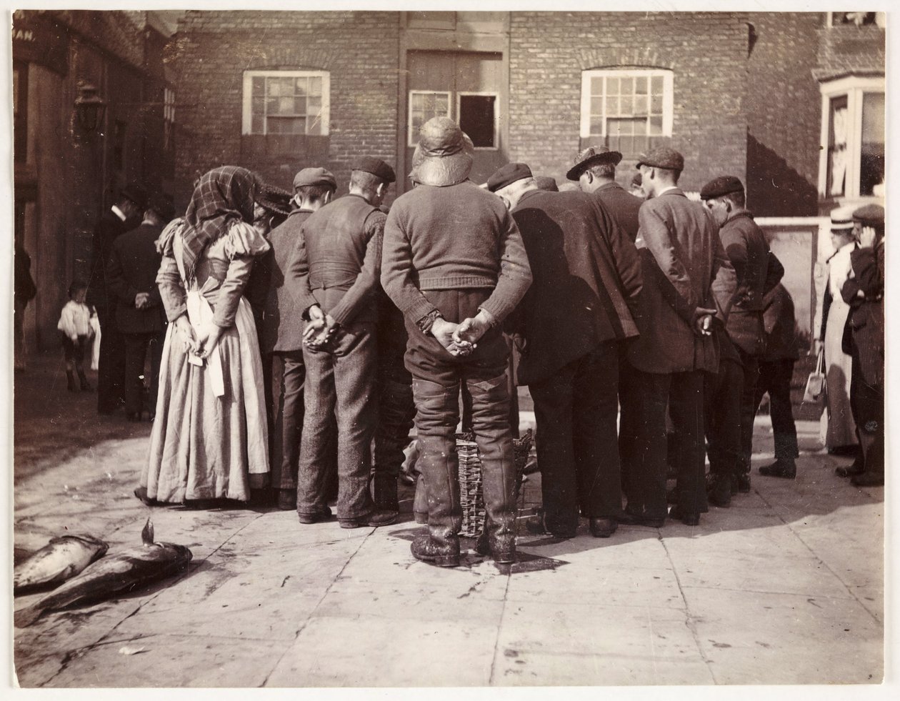 En fiskeauktion, ca 1905 af Unbekannt