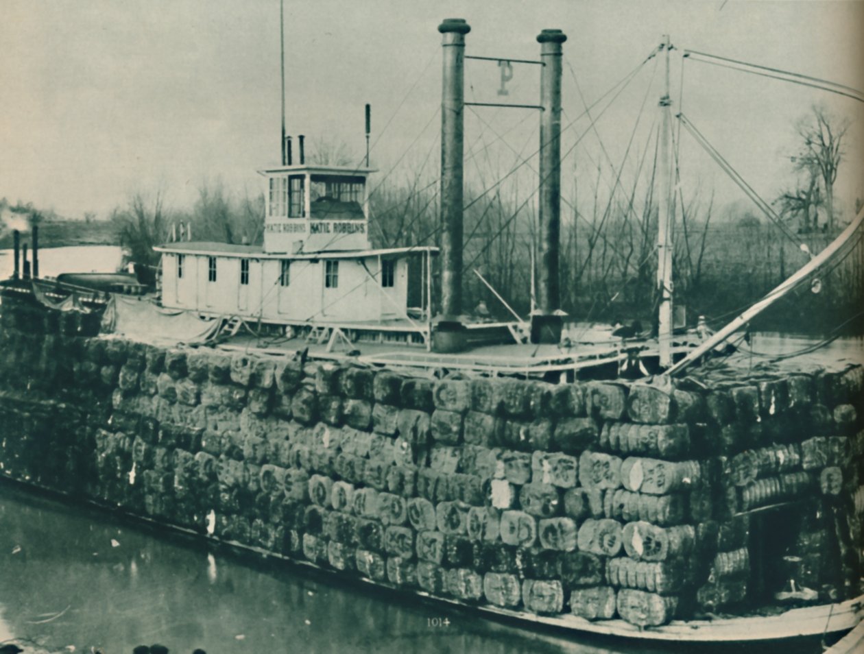 En fuld ladning bomuld stiger ofte højt over dækkene på Mississippi-dampbådene, 1937 af Unbekannt