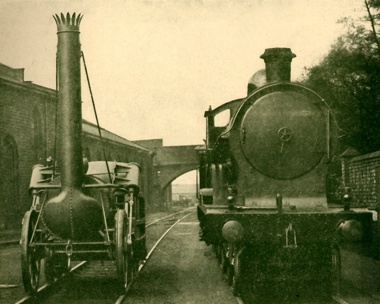 En model af Stephensons Rocket i fuld størrelse sammen med en motor fra George the Fifth Class, Londo af Unbekannt