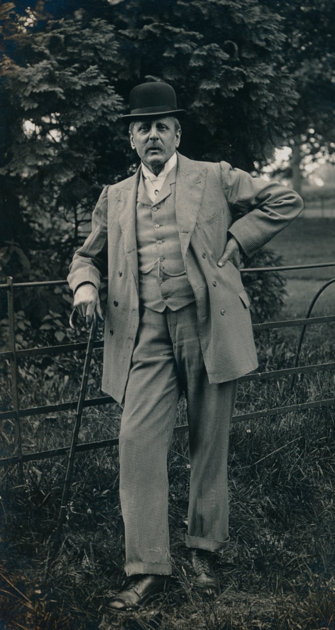 En herre iført jakkesæt og bowlerhat c1910 af Unbekannt