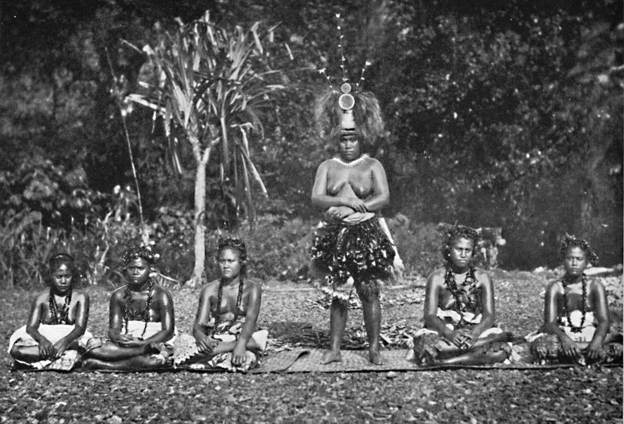 En gruppe samoanske dansende kvinder i fuldt kostume, 1902 af Unbekannt