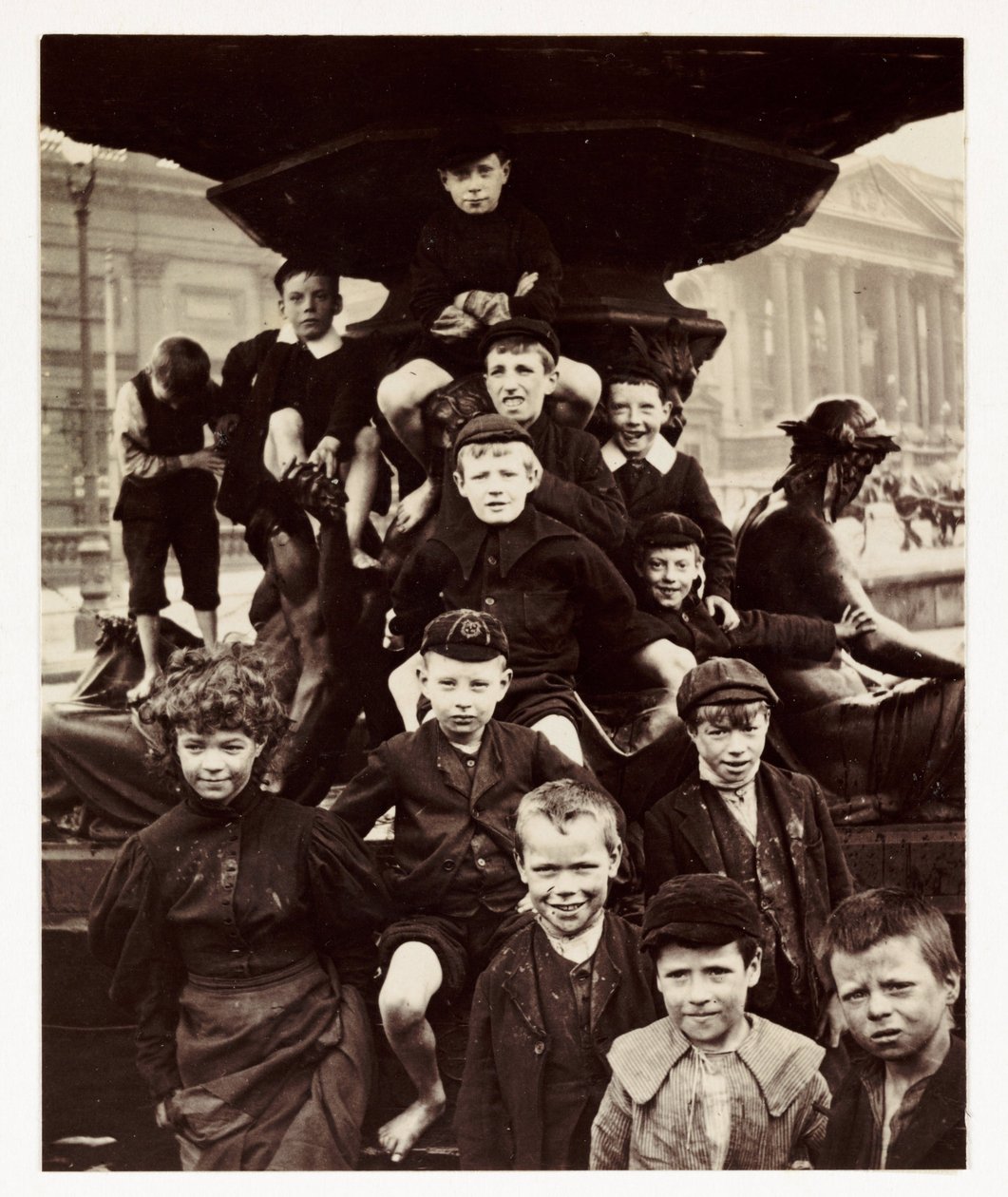 En gruppe børn foran Steble-fontænen, Liverpool, taget af en ukendt fotograf omkring 1905 af Unbekannt