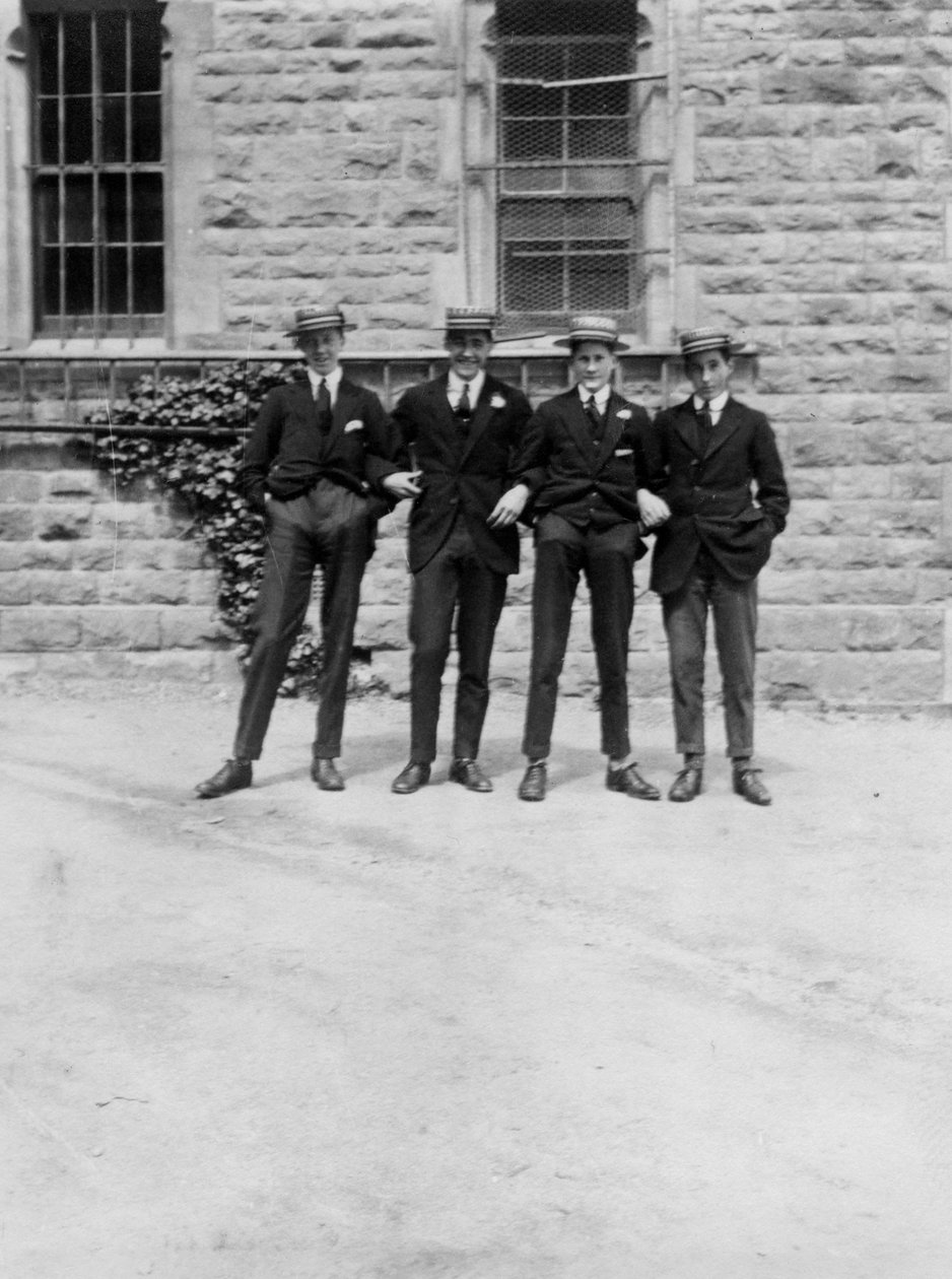 En gruppe skoledrenge eller elever fra 1900-1930 tallet af Unbekannt